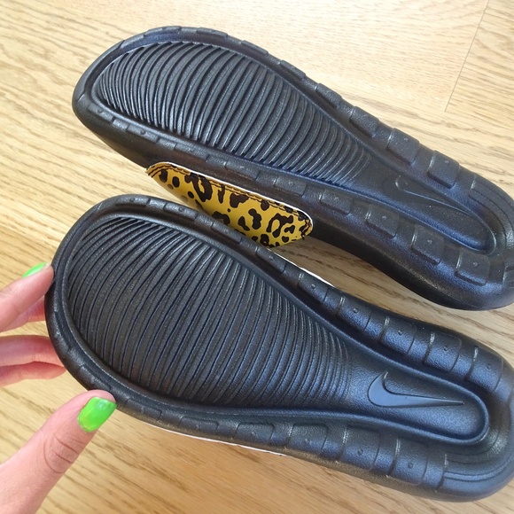 New w/ Tags Nike Victori One Brown & Black Cheetah Print Women's Slides Size 7 - Picture 2 of 6